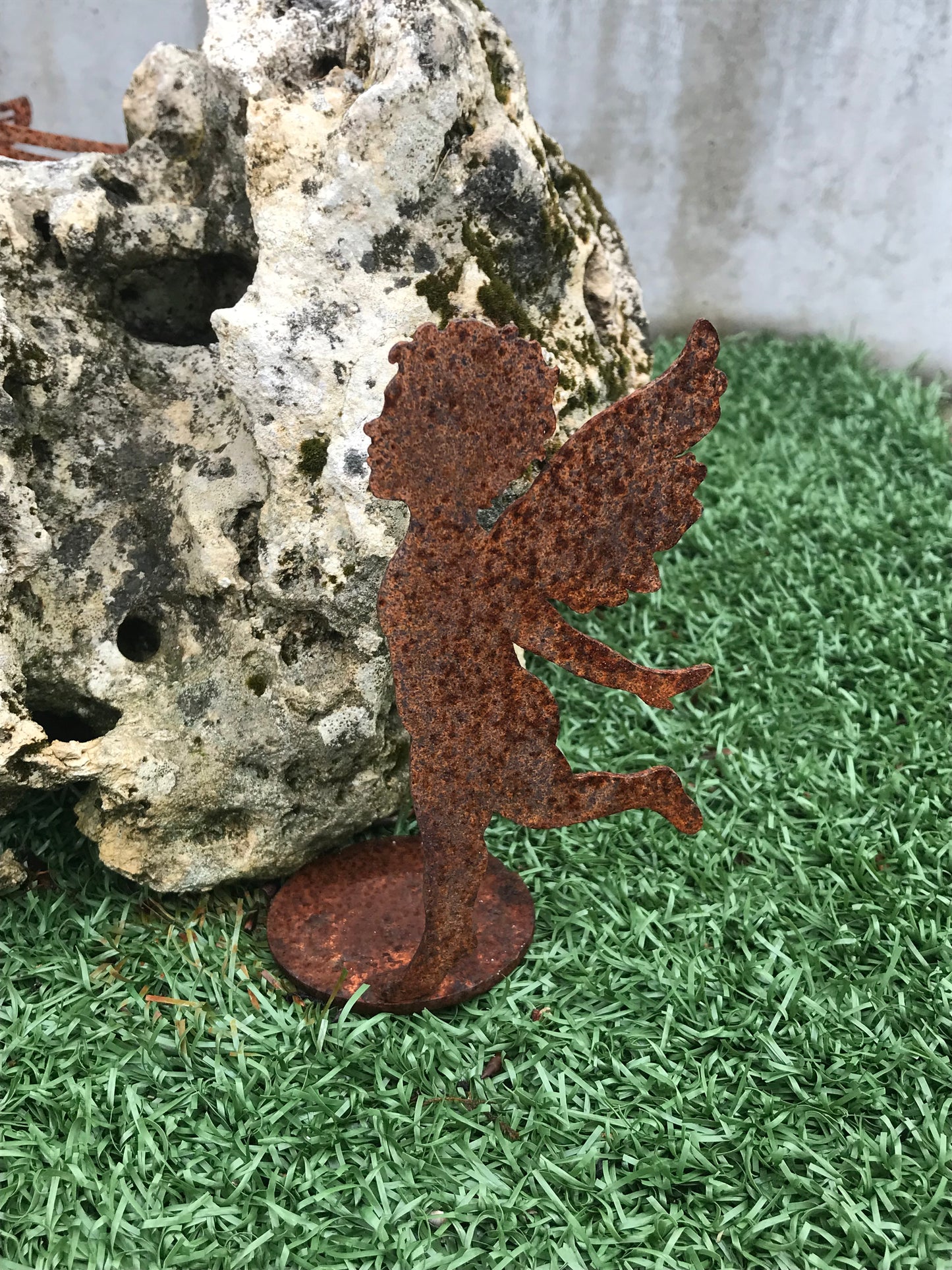 Engeltje staand op een plaat