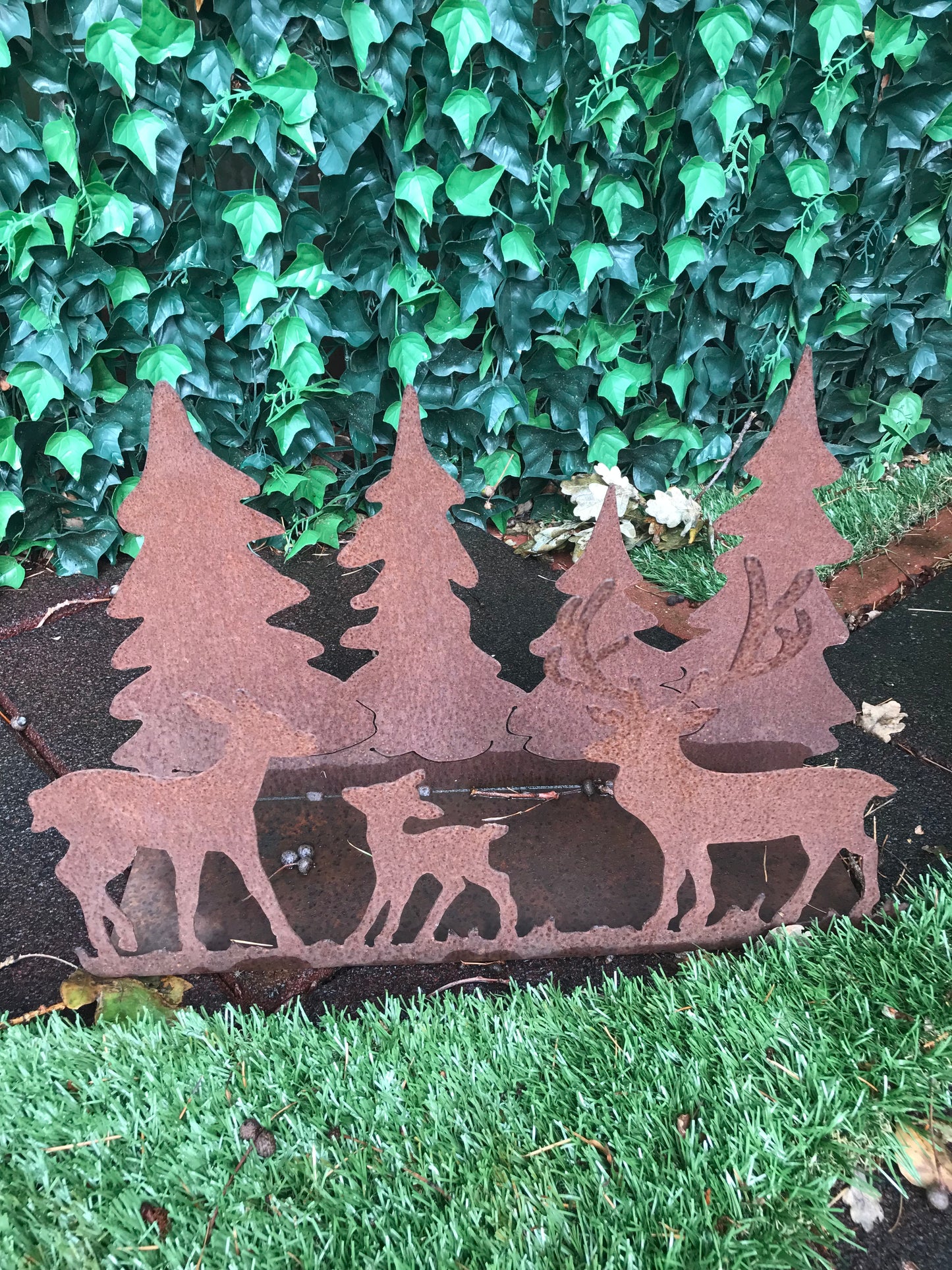 Familie hertjes met kerstbomen