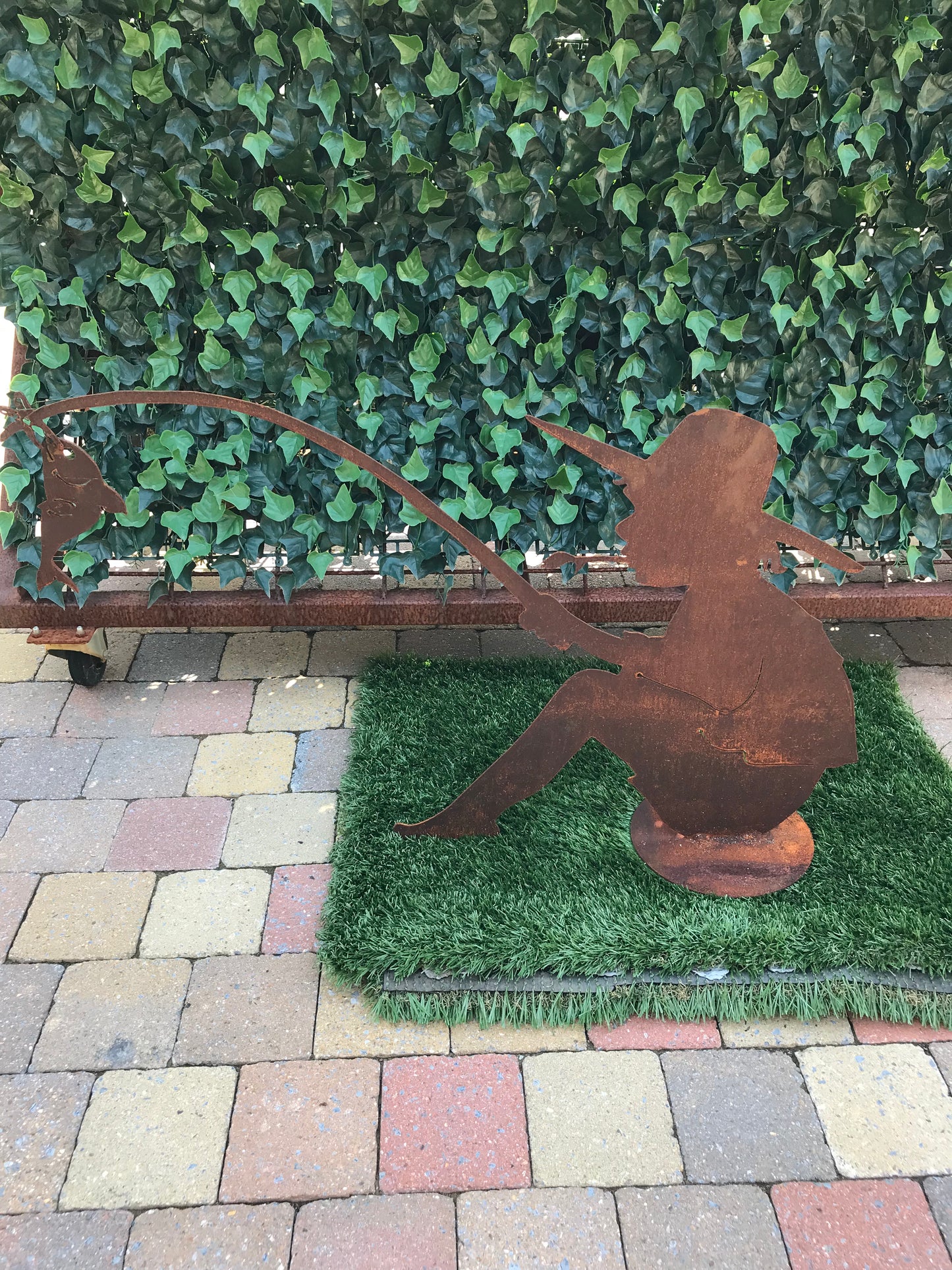 Visser op plaat met visje