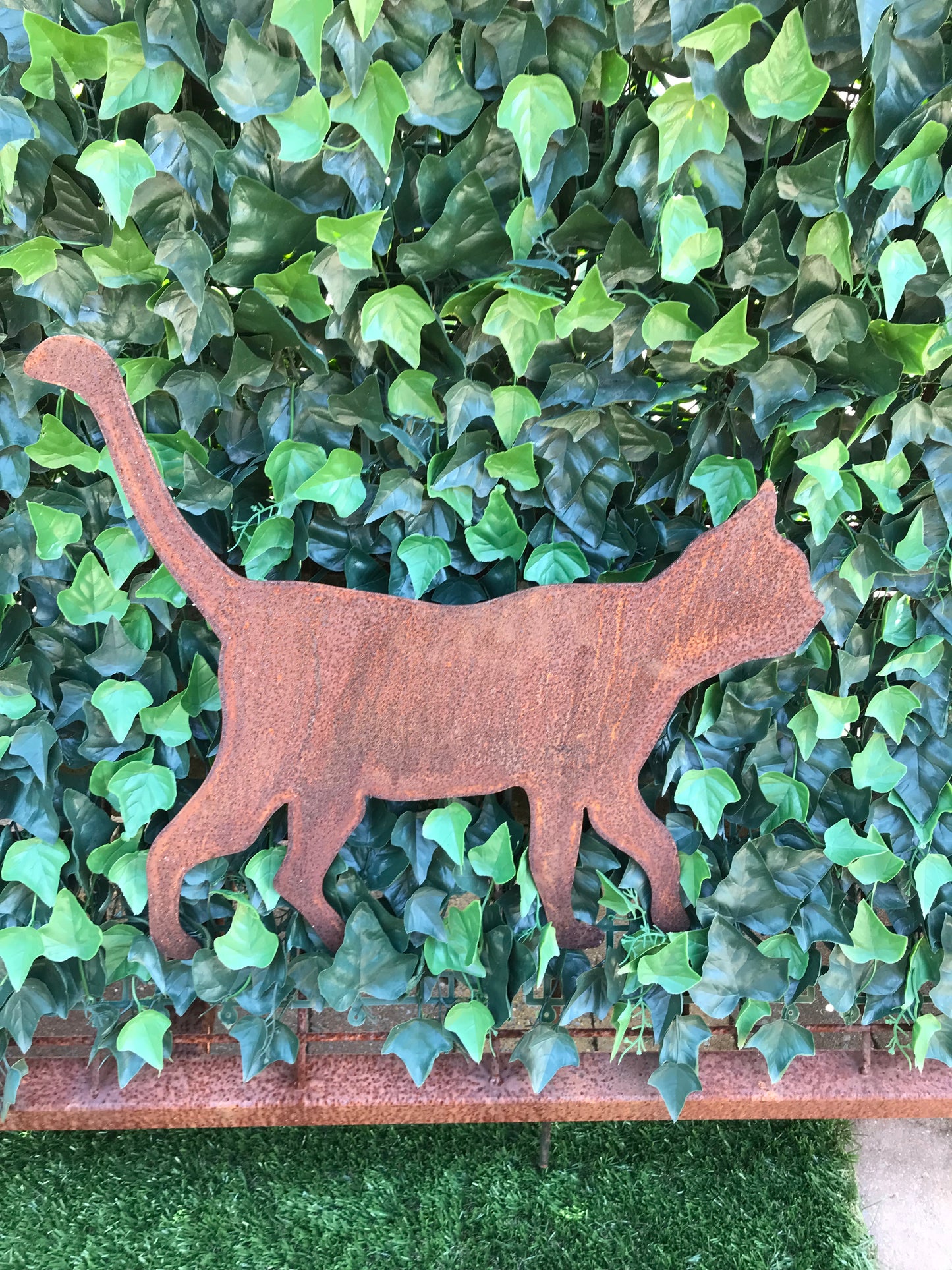 Wandelende kat op tuinsteker