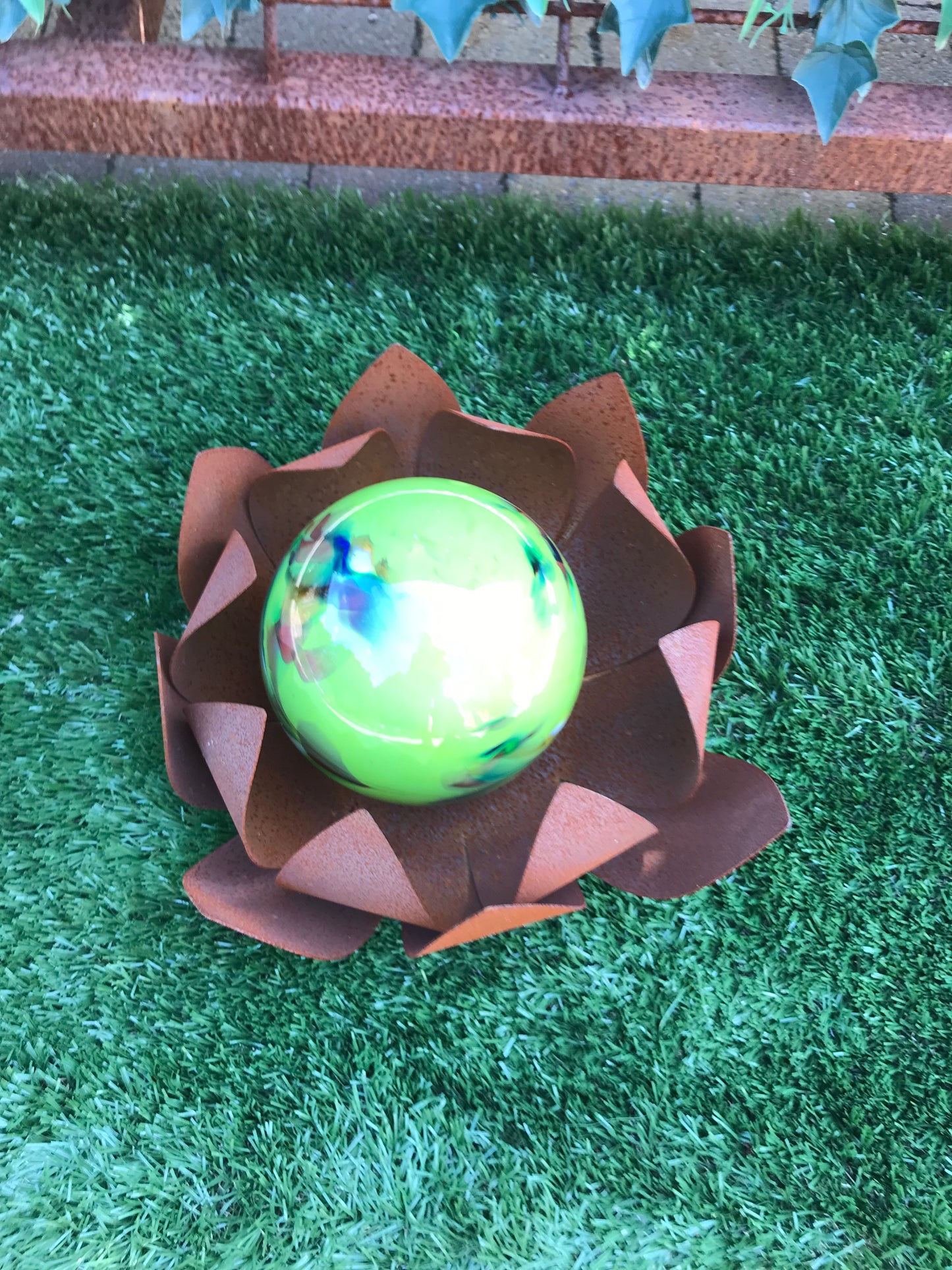 Waterlelie met glazen bol