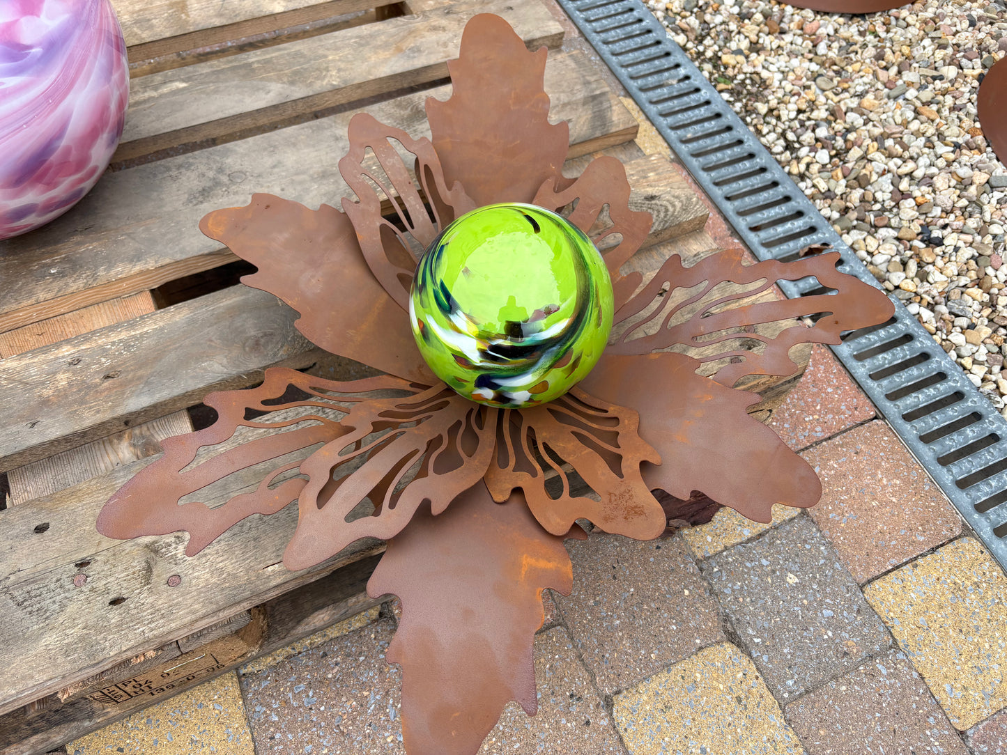 Wilde bloem met glasbol