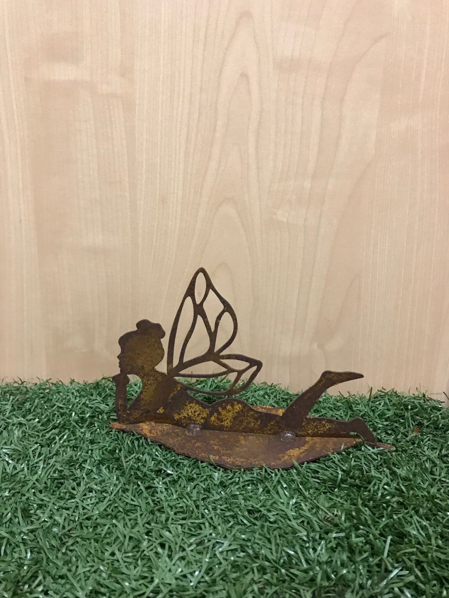 Fee liggend op een blad L16cm