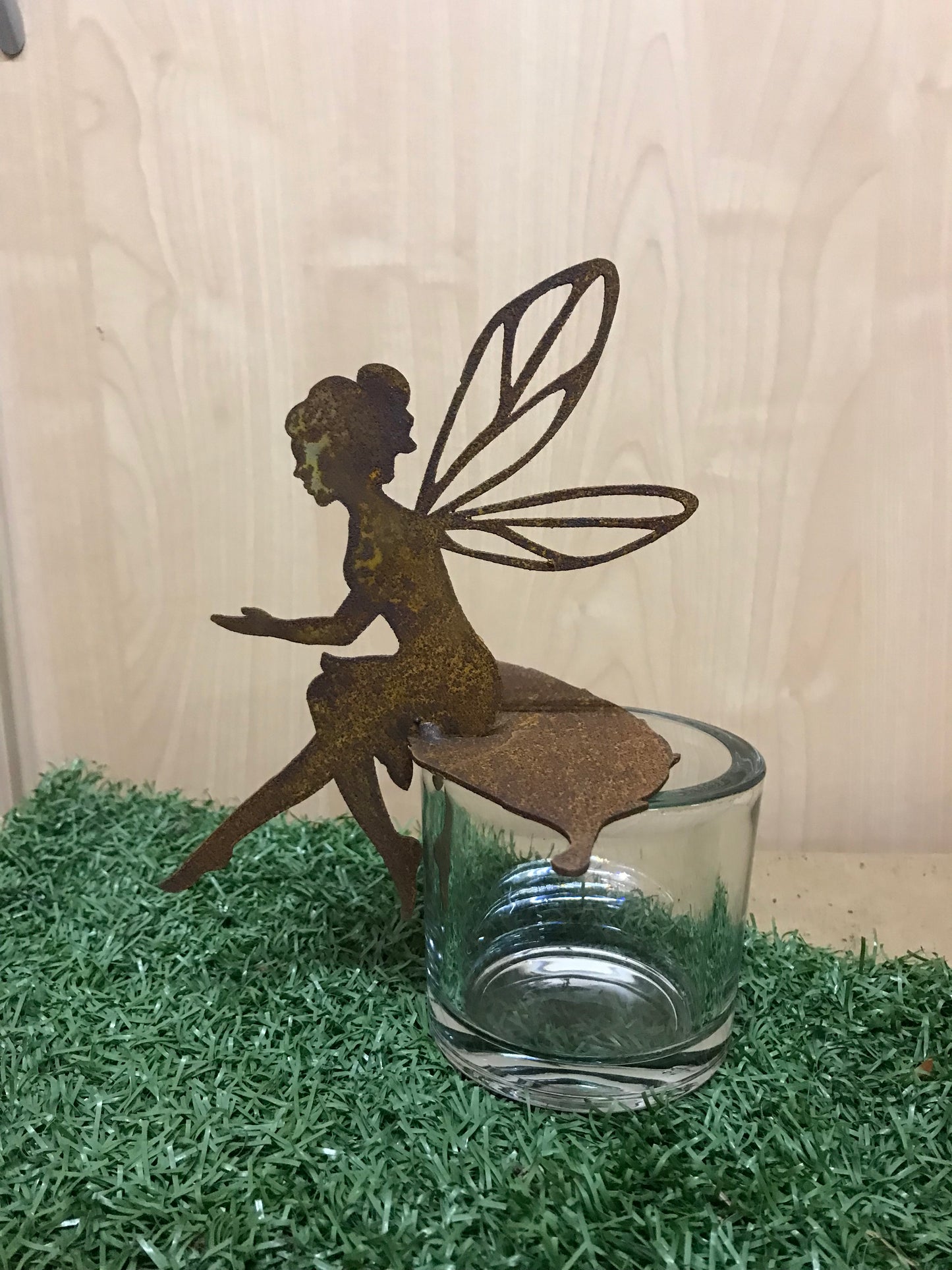 Fee zittend op een blad H17cm