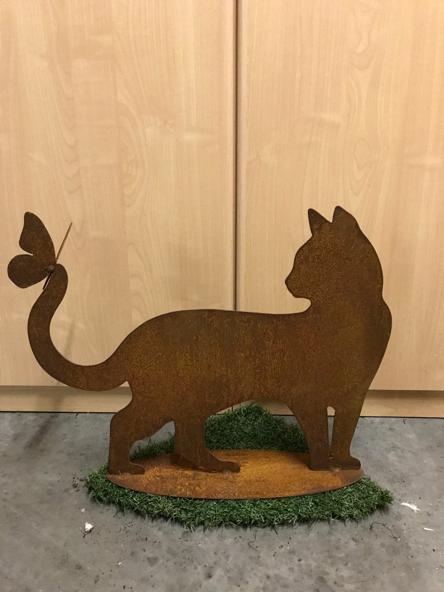 Kat met vlinder op de staart