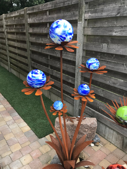 Decoratieve bloem met glazen bollen