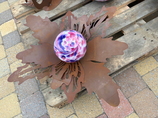 Wilde bloem met glasbol