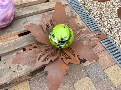 Wilde bloem met glasbol